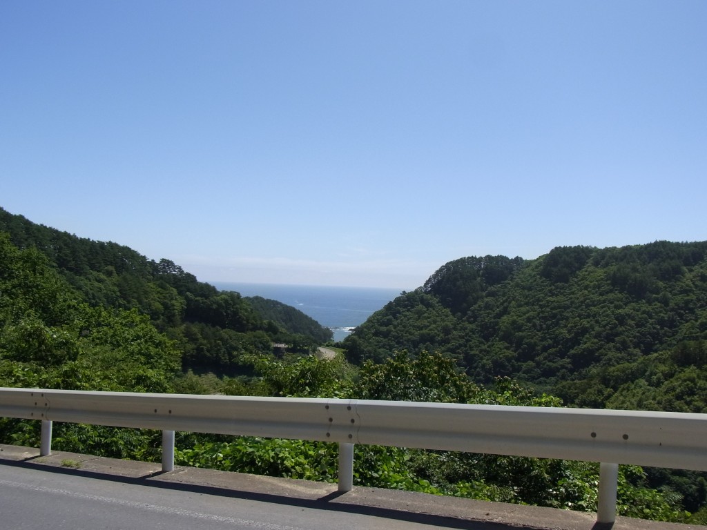  海～!! 山に囲まれて日々暮らしているので、海ってほんとアガる～。 こんなチラ見でも、見えた！海だ！と車内（というか私1人が）は大騒ぎです。 