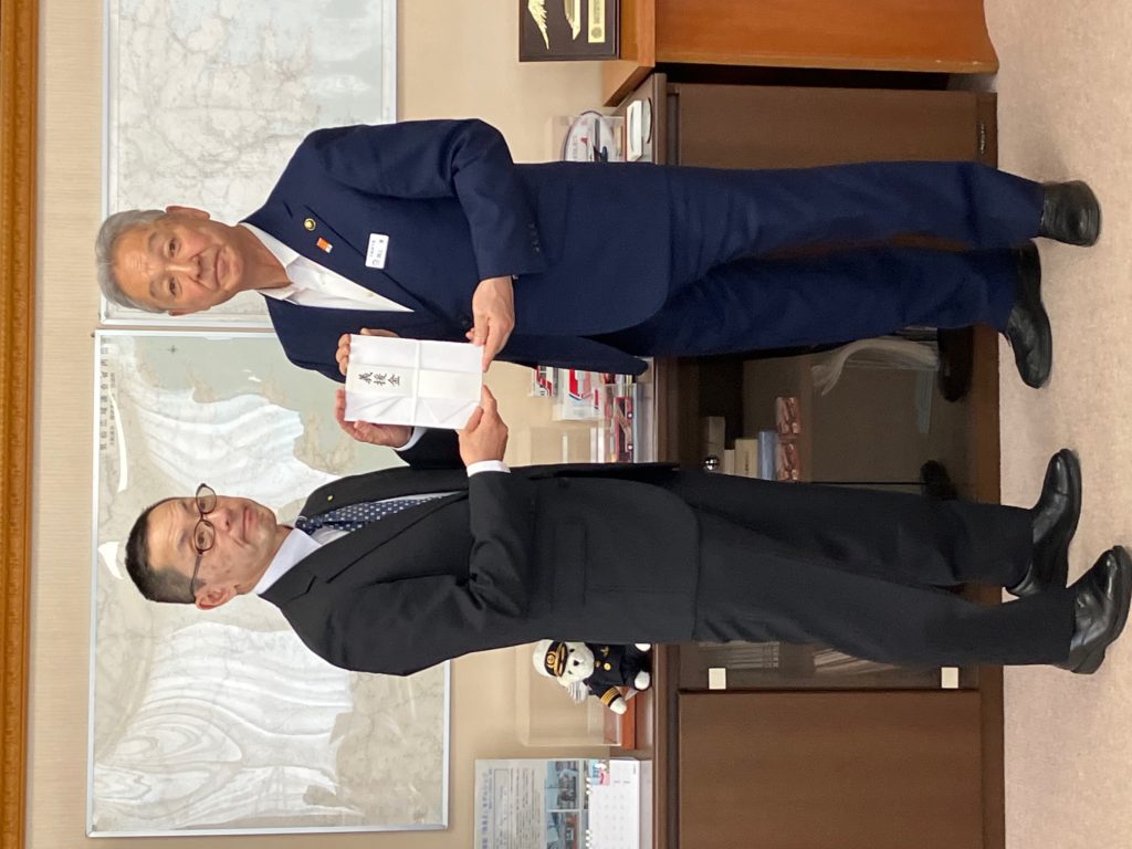 画像（大船渡市長への災害義援金贈呈）