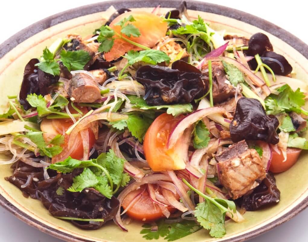 サヴァ缶を使ったタイ風サラダです